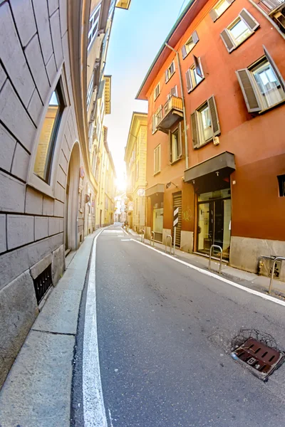 Rue étroite entre les maisons italiennes dans la vieille ville de Milan, Toning.Soft focus . — Photo