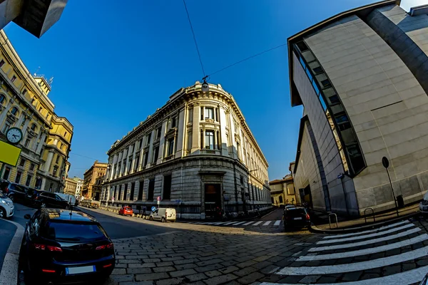 Stare ogromne, budynek w centrum Mediolanu, w pobliżu katedry Duomo w Włochy. — Zdjęcie stockowe