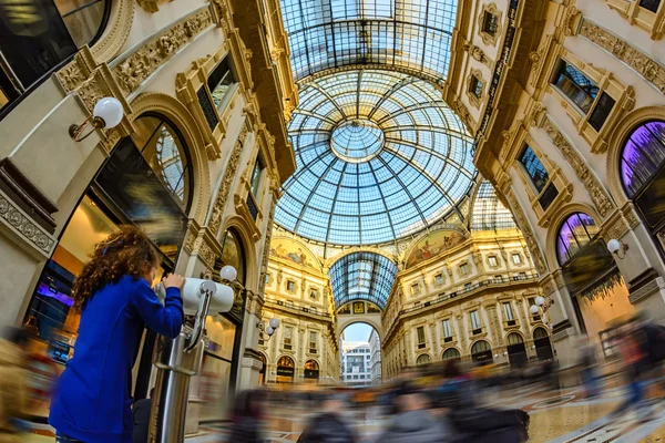 Milan, Italie - 19 octobre 2015 : Le majestueux Duomo de Milan Italie. Arc de toit en verre fixé sur le dessus. Tonique — Photo