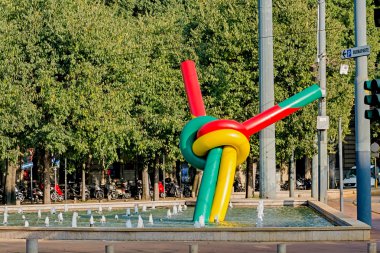 Milan, İtalya - 19 Ekim 2015: cesur bir ilginç bir mimari proje şehir tarafından başlatılan ve tarafından Claes Oldenburg ve Coosije van Bruggen.It heykel görkemli taç parçası