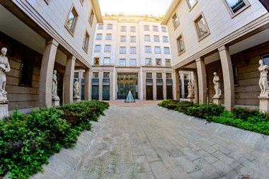 Milano, Italya 'daki modern binalar arasında kare sütunlar ve heykeller ile yürüyün. Tonlama.