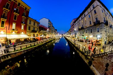 Naviglio Grande akşam saatlerinde kanalda. Milan, İtalya. Yumuşak odak. Tonlama.