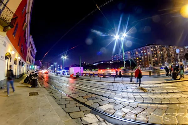 Wieczorna ulica w Mediolanie, która leży wzdłuż toru tramwajowego. — Zdjęcie stockowe