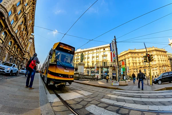 Mediolan, Włochy - 19 października 2015: Nowoczesne żółty tramwaj na placu za pośrednictwem Cordusio Mediolan, Lombardia — Zdjęcie stockowe