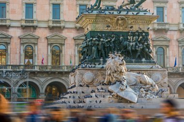 Bir aslan heykeli güvercinler Piazza del Duomo Milan, Italy.Toning bir sürü oturuyor