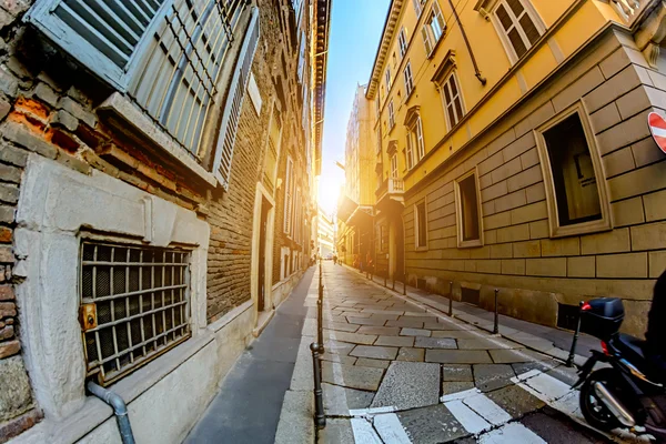 Velké ulice v Miláně mezi starými domy, Toning. měkké zaměření. — Stock fotografie