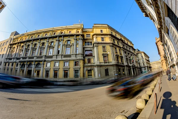 O edifício maciço velho do cargo no centro de Milão perto do Duomo em Itália.Toning — Fotografia de Stock