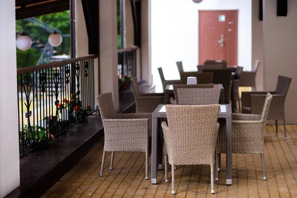 茶色いカフェのテーブルとウィッカーチェア — ストック写真