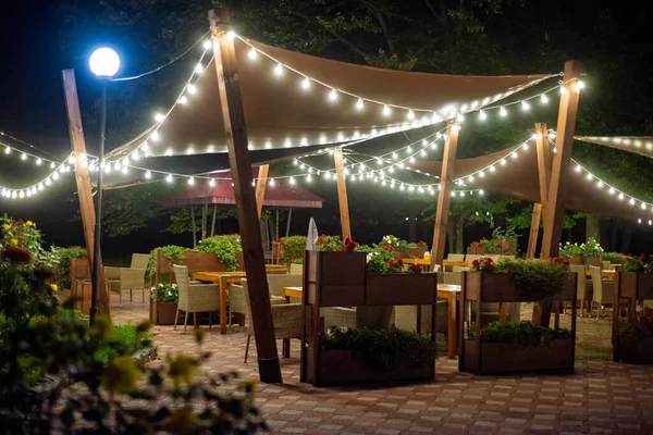 Gazebo Decorato Con Ghirlande Una Calda Serata Estiva — Foto Stock