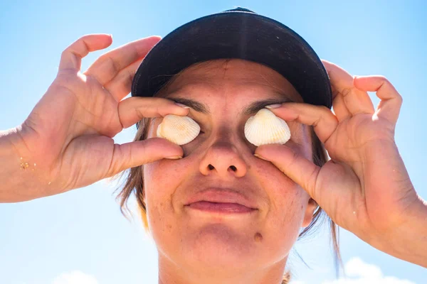 Mulher Segurando Conchas Perto Seus Olhos — Fotografia de Stock