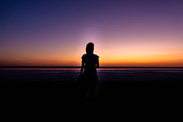 日没時の女性のシルエット 遠くを見る女 — ストック写真