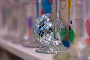 Bakkalların arasında bir ayna yumağı. Sığ alan derinliği