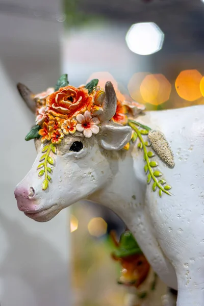 Figurina Touro Cor Branca Com Flores Vermelhas Cabeça — Fotografia de Stock