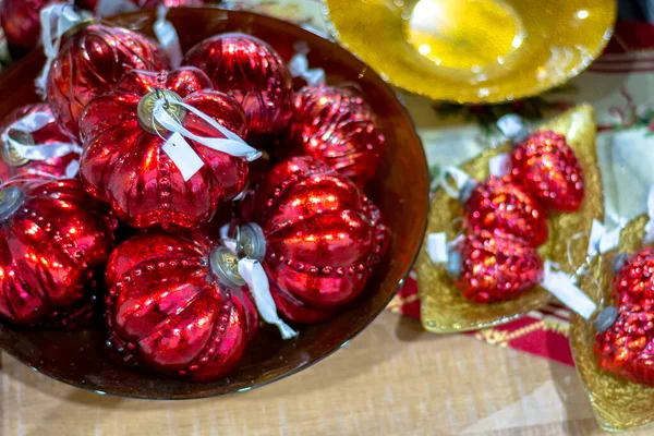 Piros Üveg Karácsonyi Golyók Fekszenek Egy Csészealjon — Stock Fotó