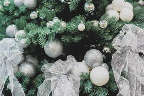 Árbol Navidad Con Bolas Plata Cinta Brillante —  Fotos de Stock