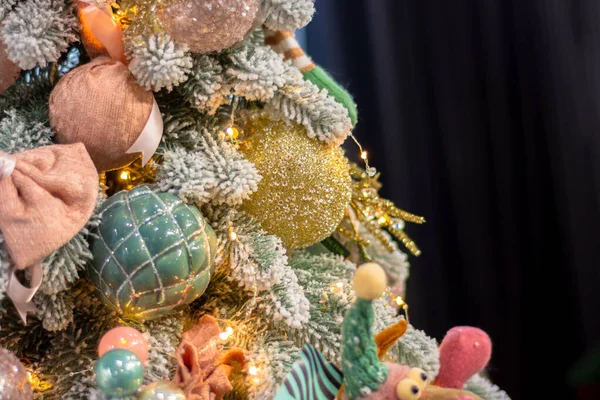 Schön Geschmückter Weihnachtsbaum Für Das Neue Jahr Weihnachtlicher Hintergrund — Stockfoto