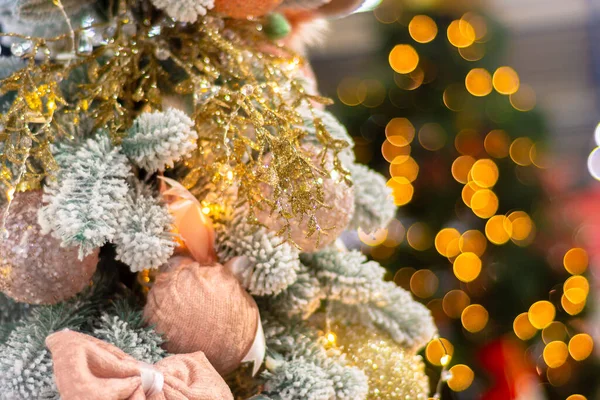 Karácsonyfa Egy Része Puha Rózsaszín Frottírgolyókkal Díszítve — Stock Fotó
