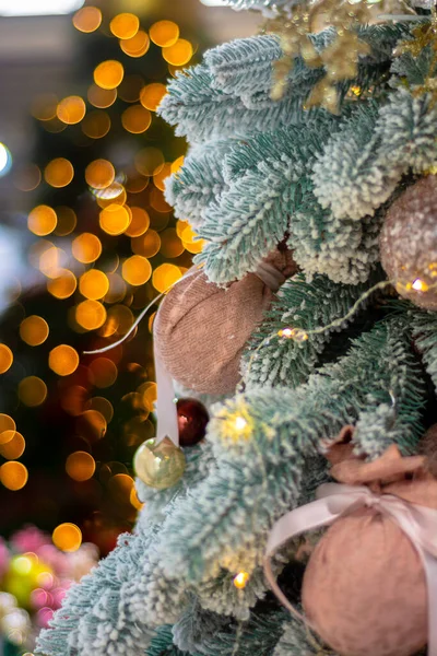 Ein Teil Des Weihnachtsbaums Mit Weichen Rosafarbenen Frottee Kugeln Geschmückt — Stockfoto