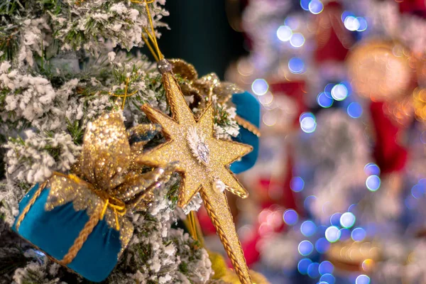 Όμορφα Διακοσμημένο Χριστουγεννιάτικο Δέντρο Για Τις Διακοπές Της Πρωτοχρονιάς Χριστουγεννιάτικο — Φωτογραφία Αρχείου