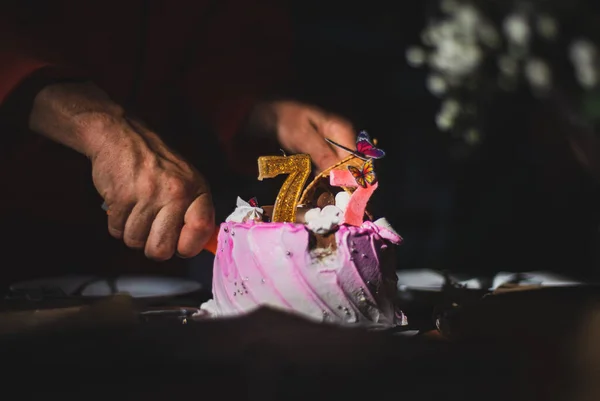 Corta Pastel Con Cuchillo Pequeño Pastel Para Niño Siete Años — Foto de Stock