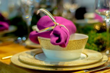 Masada bir tabak ve çatal bıçak takımı var.