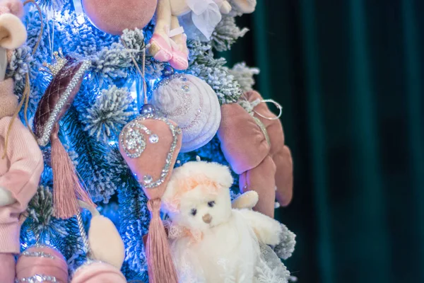 Ein Teil Des Weihnachtsbaums Mit Weichen Rosafarbenen Frottee Kugeln Geschmückt — Stockfoto