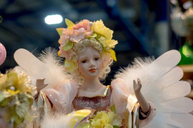 Oyuncak melek Noel ağacının tepesinde.