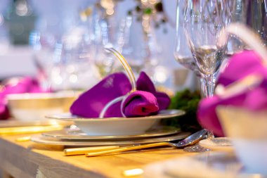 Masada bir tabak ve çatal bıçak takımı var.