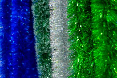 Renkli yeni yıl çelenkleri.