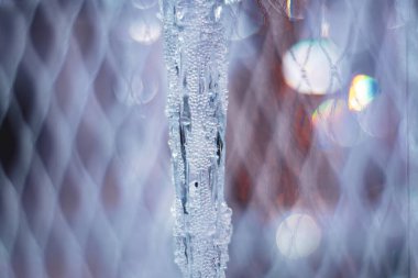 Kristal ve cam buz saçaklarının parlak arkaplanı.