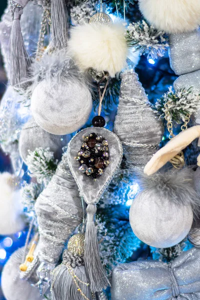 Parte Del Árbol Navidad Decorado Con Juguetes Rizo Plata Suave — Foto de Stock