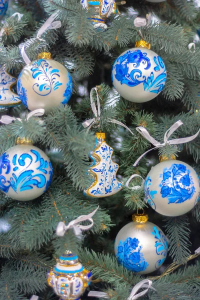Neujahrsdekor Grüner Weihnachtsbaum Mit Blauen Kugeln — Stockfoto