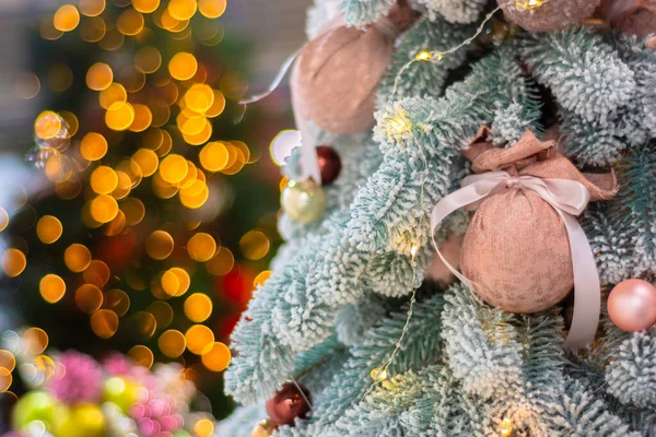 Μέρος Του Χριστουγεννιάτικου Δέντρου Διακοσμημένο Απαλές Ροζ Μπάλες Terry — Φωτογραφία Αρχείου