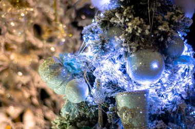 Yumuşak gümüş Terry oyuncaklarıyla süslenmiş Noel ağacının bir parçası.