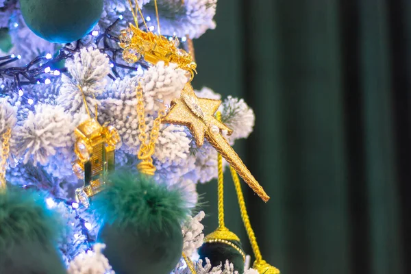 Schön Geschmückter Weihnachtsbaum Für Das Neue Jahr Weihnachtlicher Hintergrund — Stockfoto