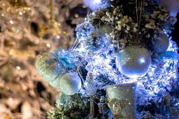 Deel Van Kerstboom Versierd Met Zacht Zilveren Badstof Speelgoed — Stockfoto