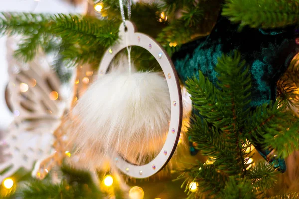 Flauschiger Weihnachtsschmuck Hängt Baum — Stockfoto