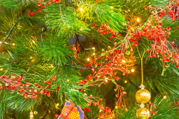 Рождественская Елка Красными Гирляндами — стоковое фото