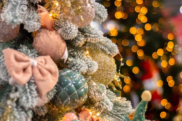 Karácsonyfa Egy Része Puha Rózsaszín Frottírgolyókkal Díszítve — Stock Fotó