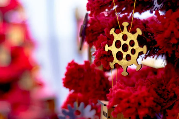 Κόκκινο Χριστουγεννιάτικο Δέντρο Διακοσμημένο Παιχνίδια — Φωτογραφία Αρχείου
