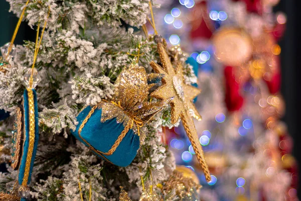 Όμορφα Διακοσμημένο Χριστουγεννιάτικο Δέντρο Για Τις Διακοπές Της Πρωτοχρονιάς Χριστουγεννιάτικο — Φωτογραφία Αρχείου