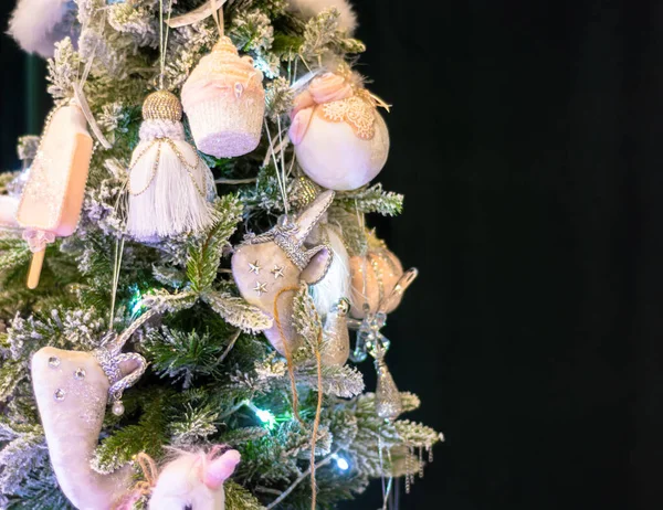 Ein Teil Des Weihnachtsbaums Mit Weichen Rosafarbenen Frottee Kugeln Geschmückt — Stockfoto