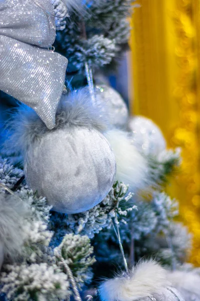 Teil Des Weihnachtsbaums Mit Weichem Silberfrottee Dekoriert — Stockfoto
