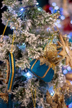 Yeni yıl tatili için güzel dekore edilmiş Noel ağacı. Noel arkaplanı