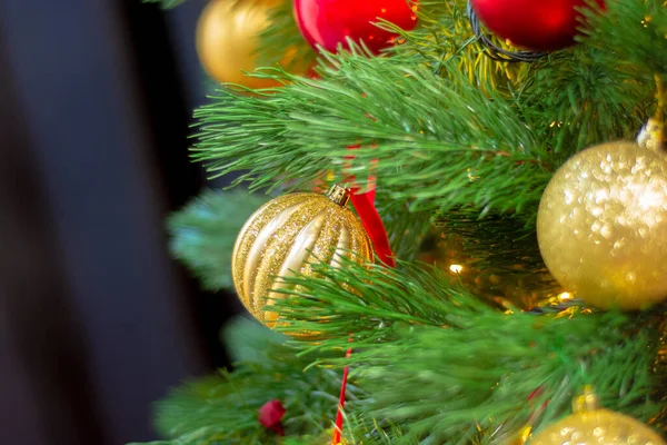 Bolas Oro Las Ramas Árbol Verde — Foto de Stock