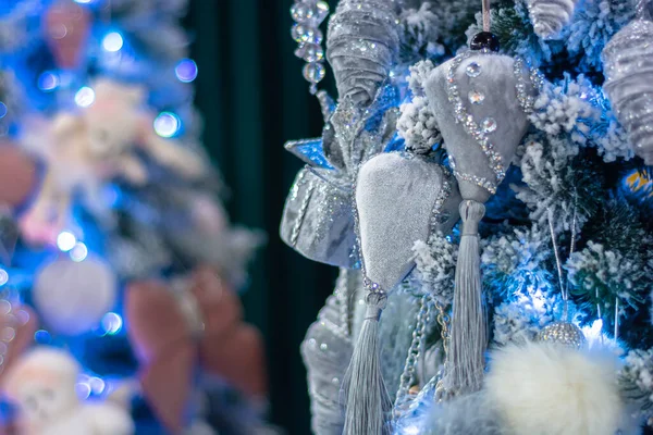 Teil Des Weihnachtsbaums Mit Weichem Silberfrottee Dekoriert — Stockfoto