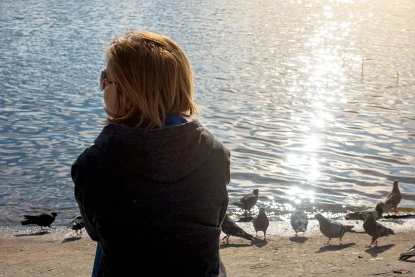 Ragazza Seduta Sulla Riva Del Fiume Piccioni Stanno Camminando Nelle — Foto Stock