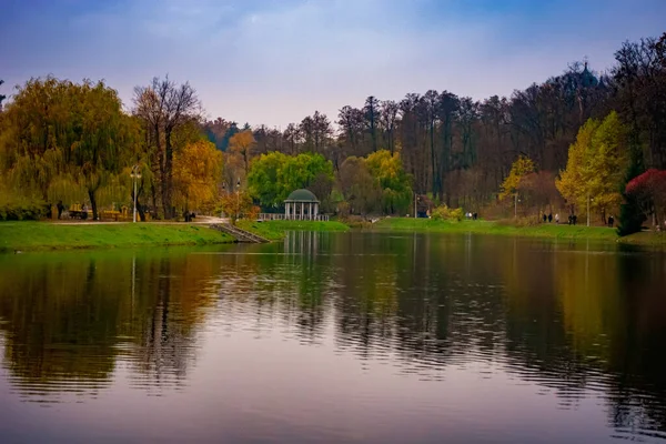 Feofania Park Kiew Eine Brücke Führt Einem Runden Pavillon Auf — Stockfoto
