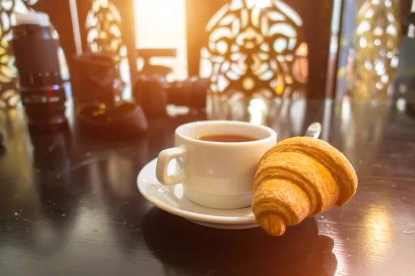 Croissant Taza Con Café Mesa Cerca Del Fondo Encuentra Cámara — Foto de Stock