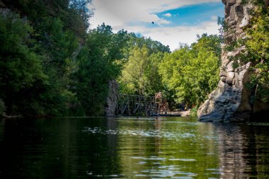 Taş Kanyon. Taştan dağların arasındaki nehir. Buk Kanyonu